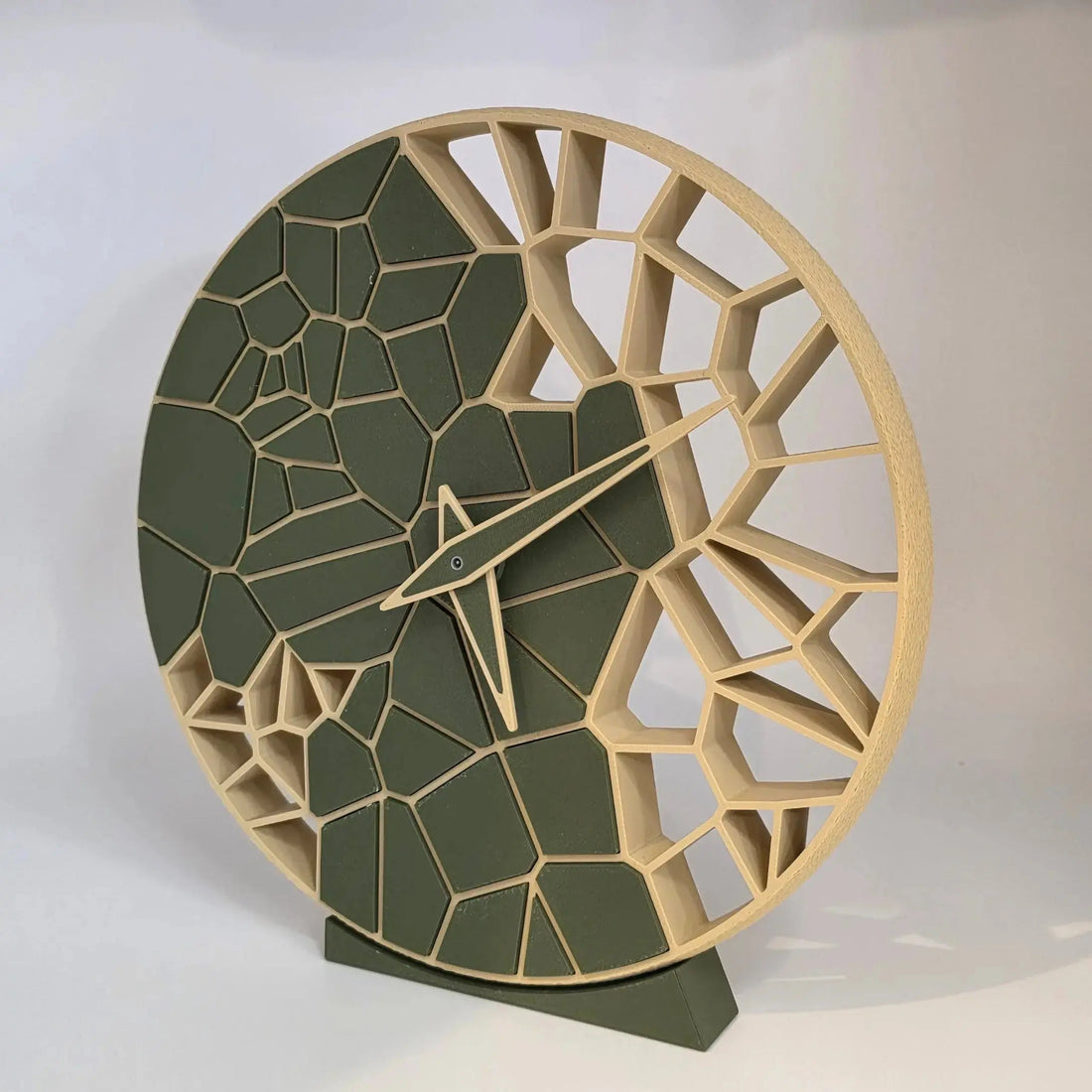 Le design Voronoi : Une horloge unique pour votre intérieur, façonnée dans le Jura